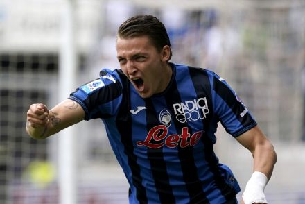 Mateo Retegui of Atalanta celebrates scoring