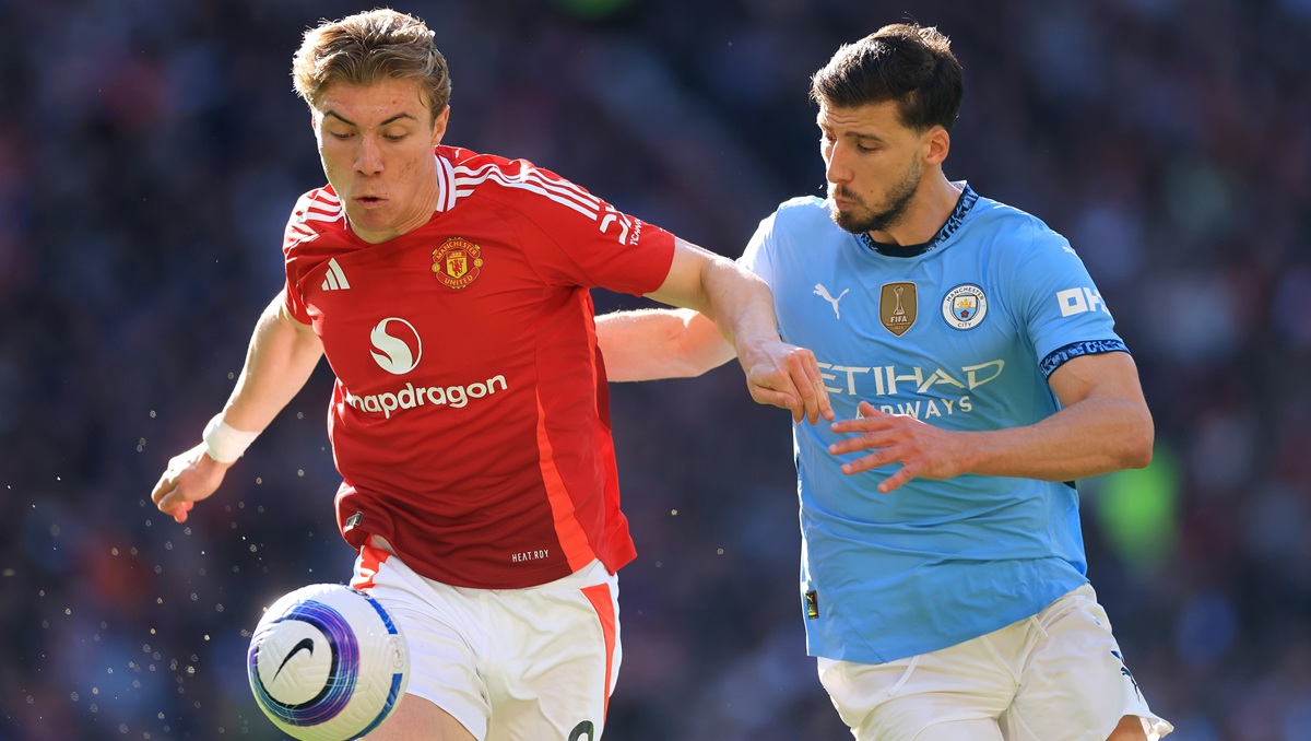 Rasmus Hojlund challenged by Ruben Dias