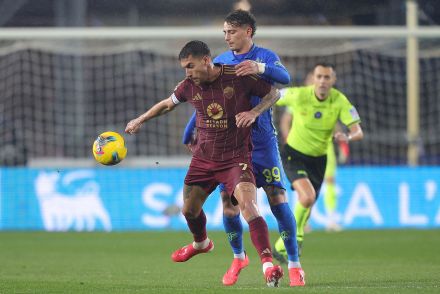 Lorenzo Pellegrini fighting for the ball against Empoli
