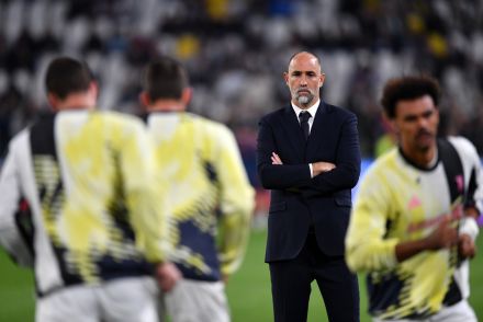 Igor Tudor watching his players warming up