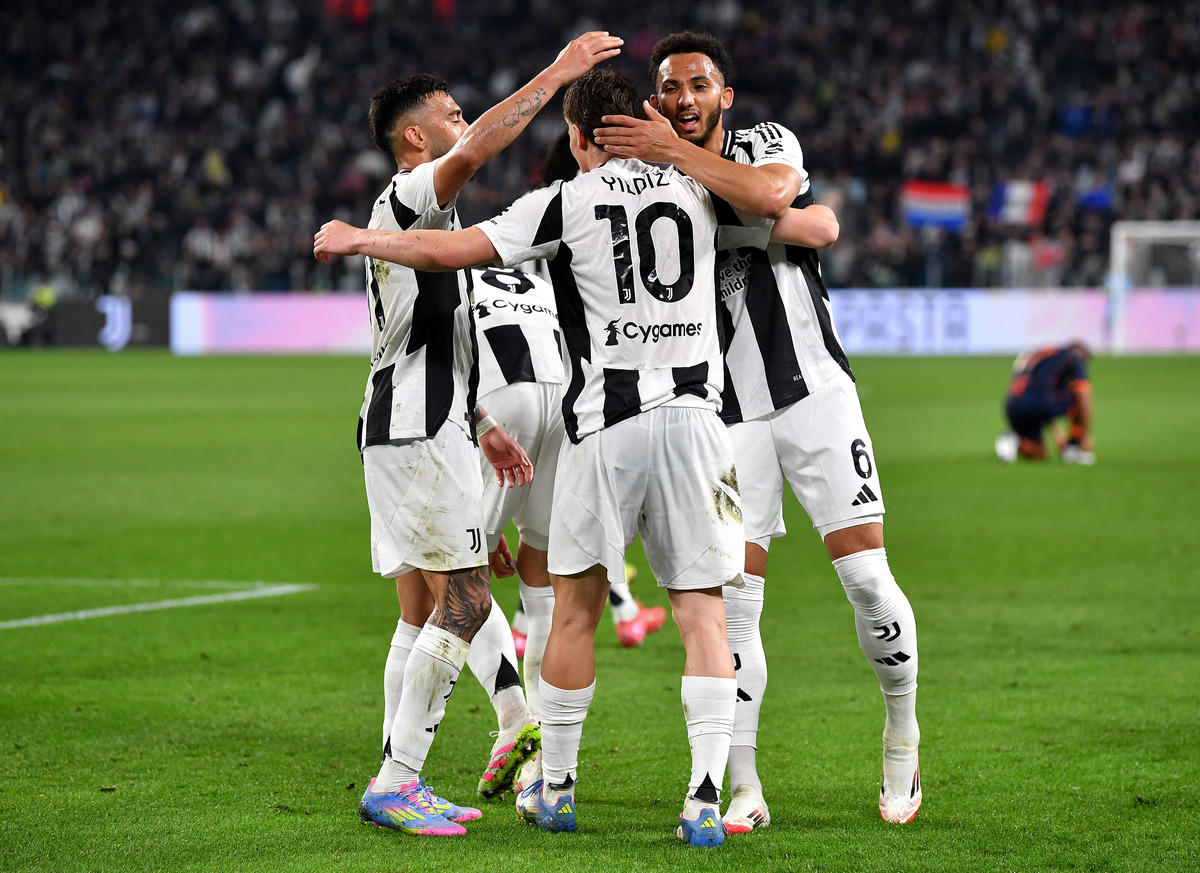 Kenan Yildiz embracing his Juventus teammates