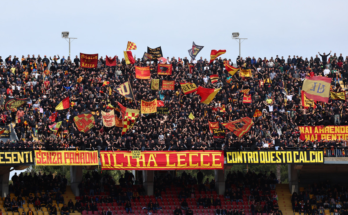 Lecce fans in the stands