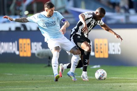 Mattia Zaccagni battles Pierre Kalulu