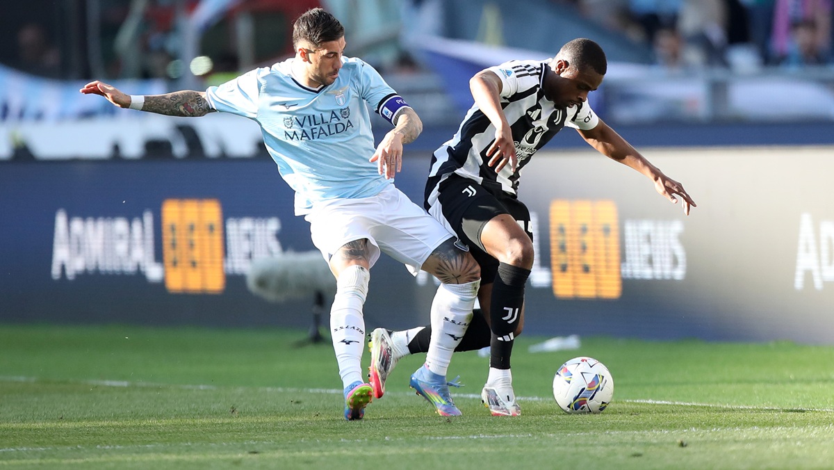 Mattia Zaccagni battles Pierre Kalulu