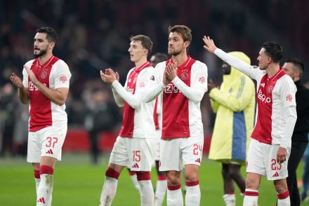 Daniele Rugani applauding Ajax fans