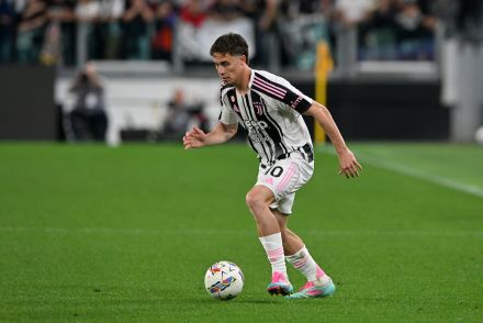 Kenan Yildiz dribbling