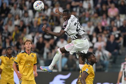 Randal Kolo Muani heading the ball