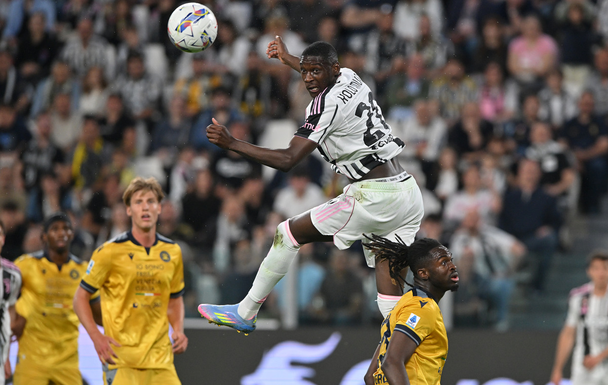 Randal Kolo Muani heading the ball