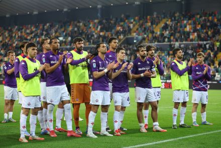 Fiorentina players applauding their fans