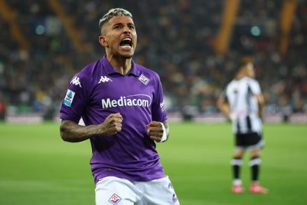 Dodo celebrates with Fiorentina fans