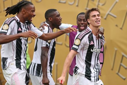 Yildiz celebrating v Wydad