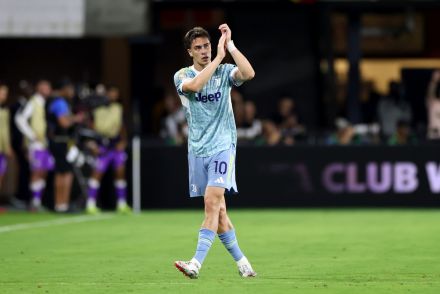 Kenan Yildiz applauding fans