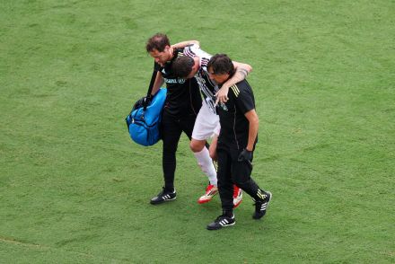 Nicolo Savona leaving the pitch injured