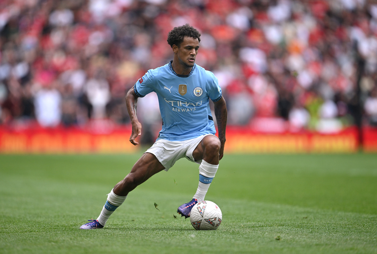 Oscar Bobb in action for Man City