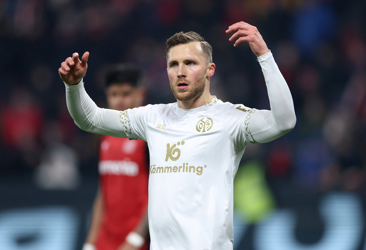 Silvan Widmer in action for Mainz