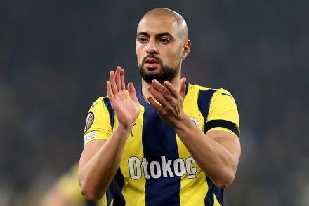 Sofyan Amrabat applauding Fenerbahce fans
