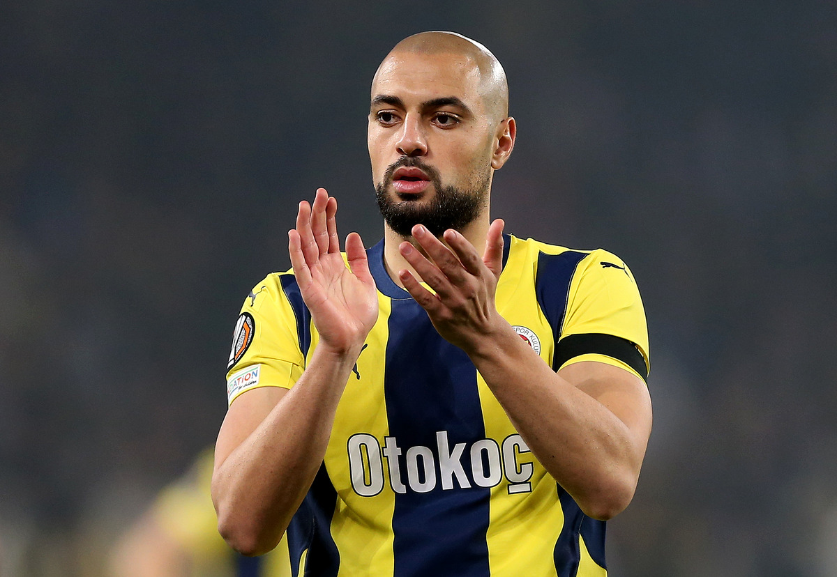 Sofyan Amrabat applauding Fenerbahce fans