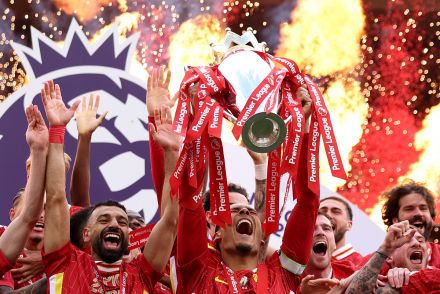 liverpool players lifting Premier League trophy