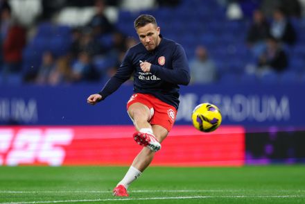 Arthur Melo warming up