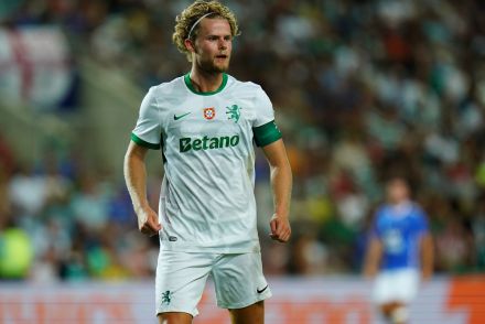 Morten Hjulmand in action for Sporting