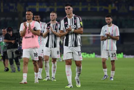 Juventus players applauding the travelling supporters at the Bentegodi