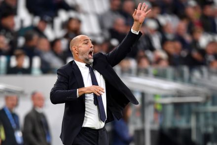 Igor Tudor giving instructions to Juventus players