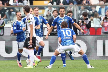 Como players celebrate scoring against Juventus