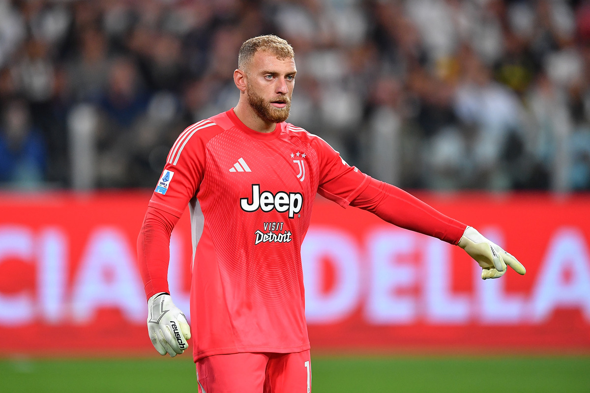 Michele Di Gregorio in action for Juventus