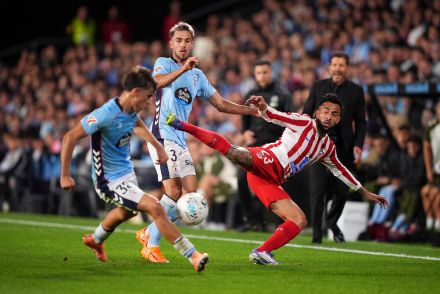 Nico Gonzalez fighting for the ball