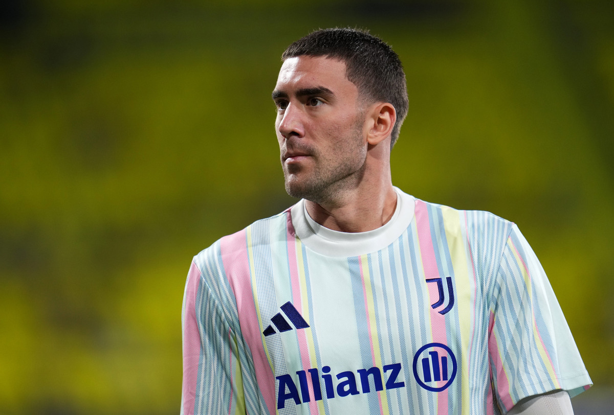 Dusan Vlahovic warming up