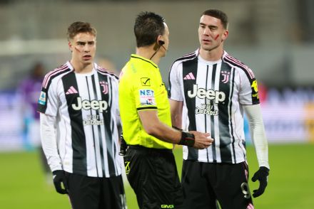 Dusan Vlahovic speaking with the referee