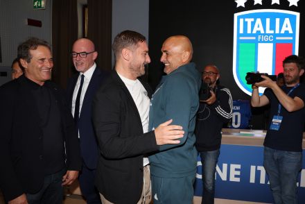 Luciano Spalletti and Francesco Totti embracing