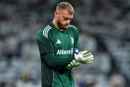 Michele Di Gregorio warming up