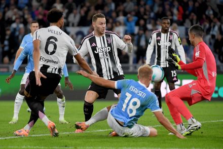 Mattia Perin in action against Lazio