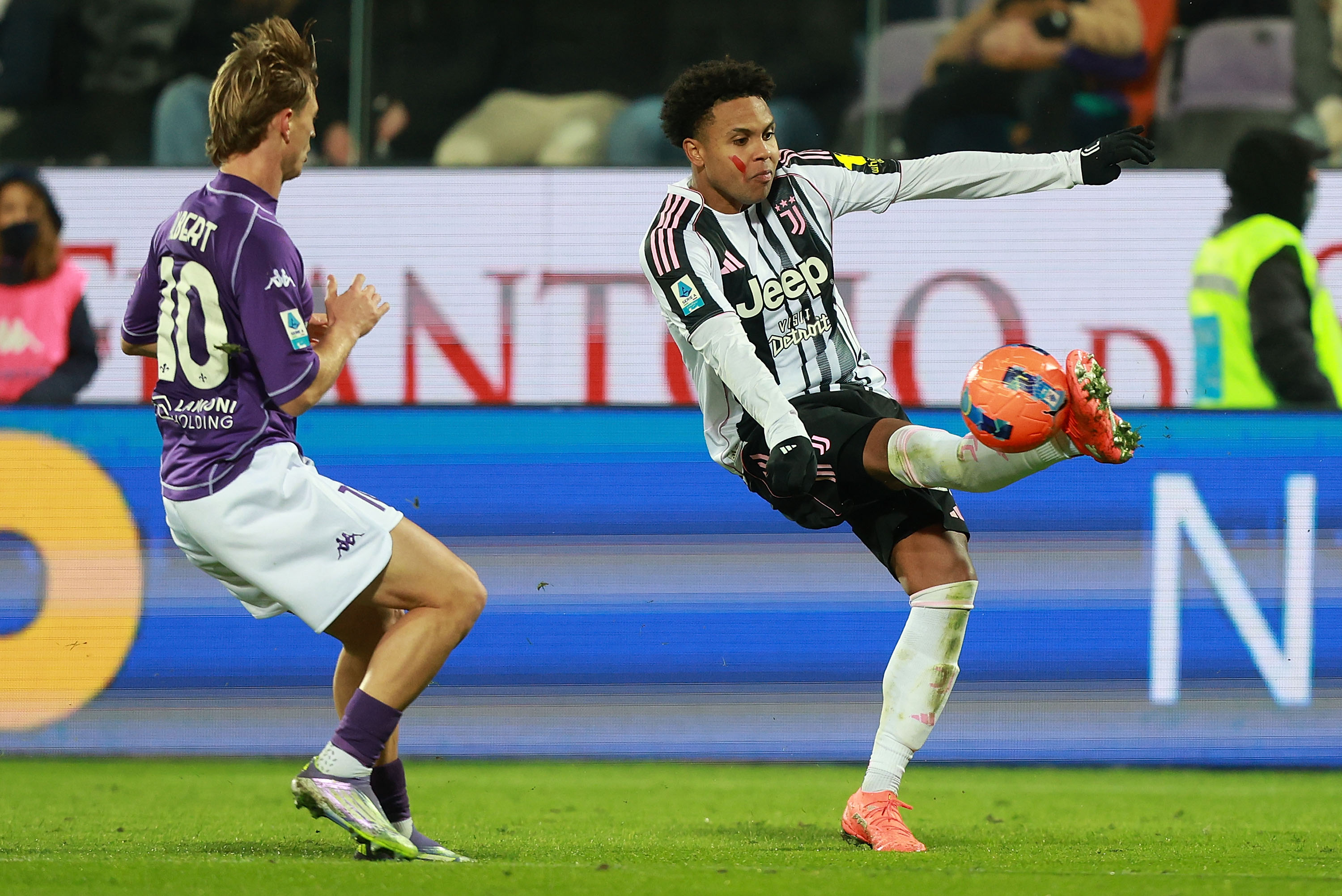 تمدید قرارداد وستون مک‌کنی در هاله‌ای از ابهام