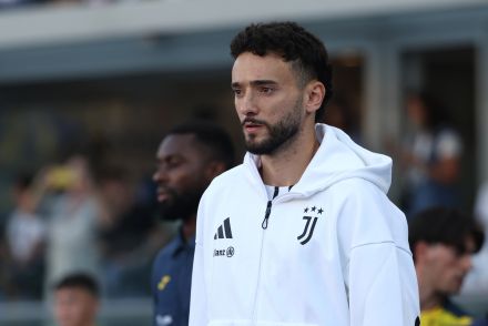 Joao Mario entering the pitch