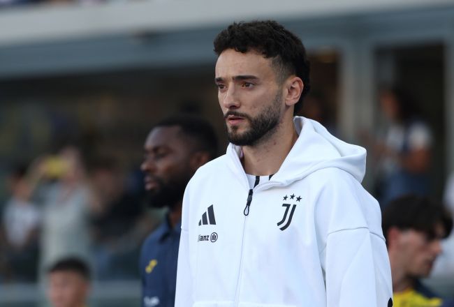 Joao Mario entering the pitch