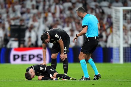 Federico Gatti checking on Francisco Conceicao