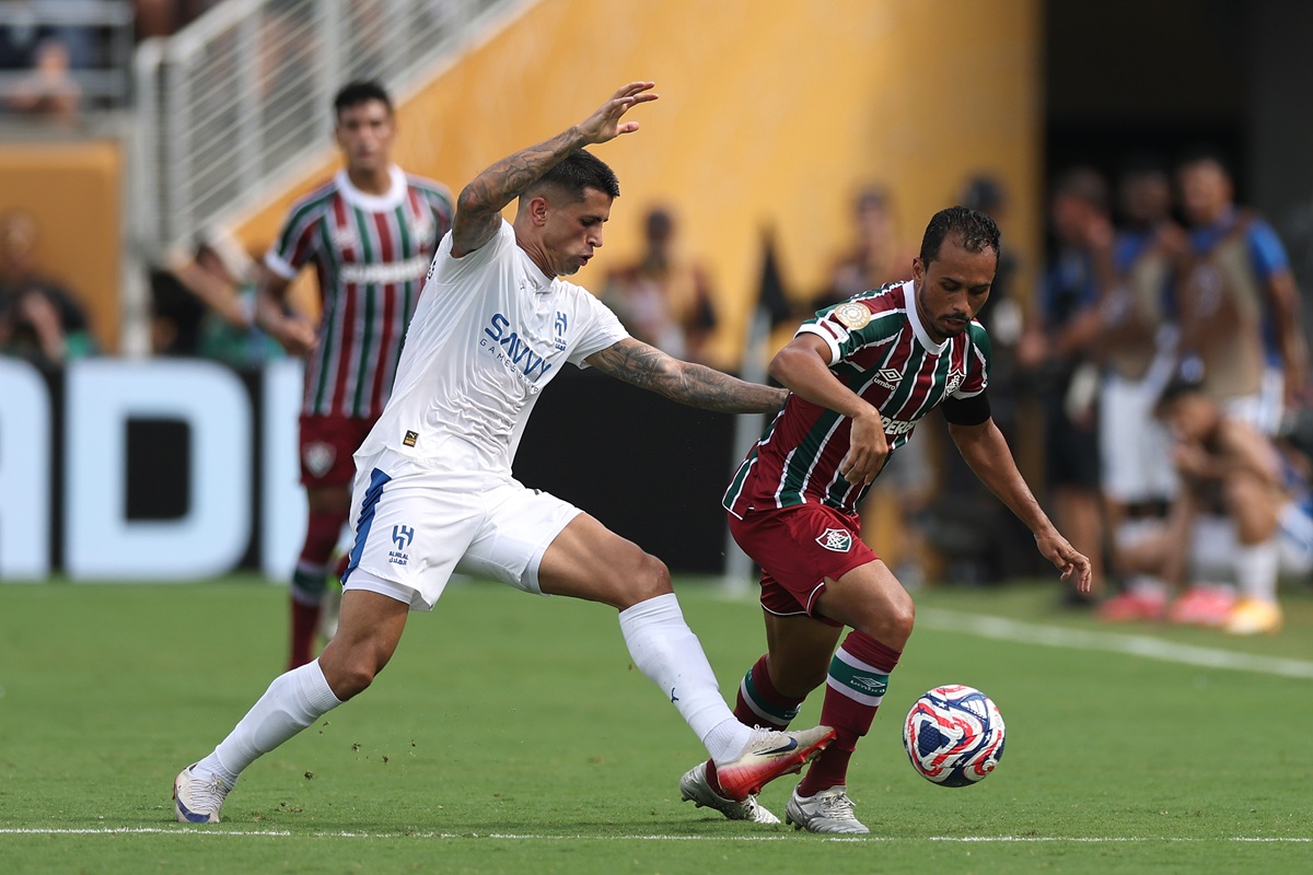 اینترمیلان با یوونتوس برای مدافع بازگشتی رقابت می‌کند