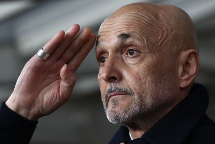 Luciano Spalletti saluting