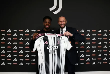 Justin Oboavwoduo with Juventus Next Gen director Claudio Chiellini