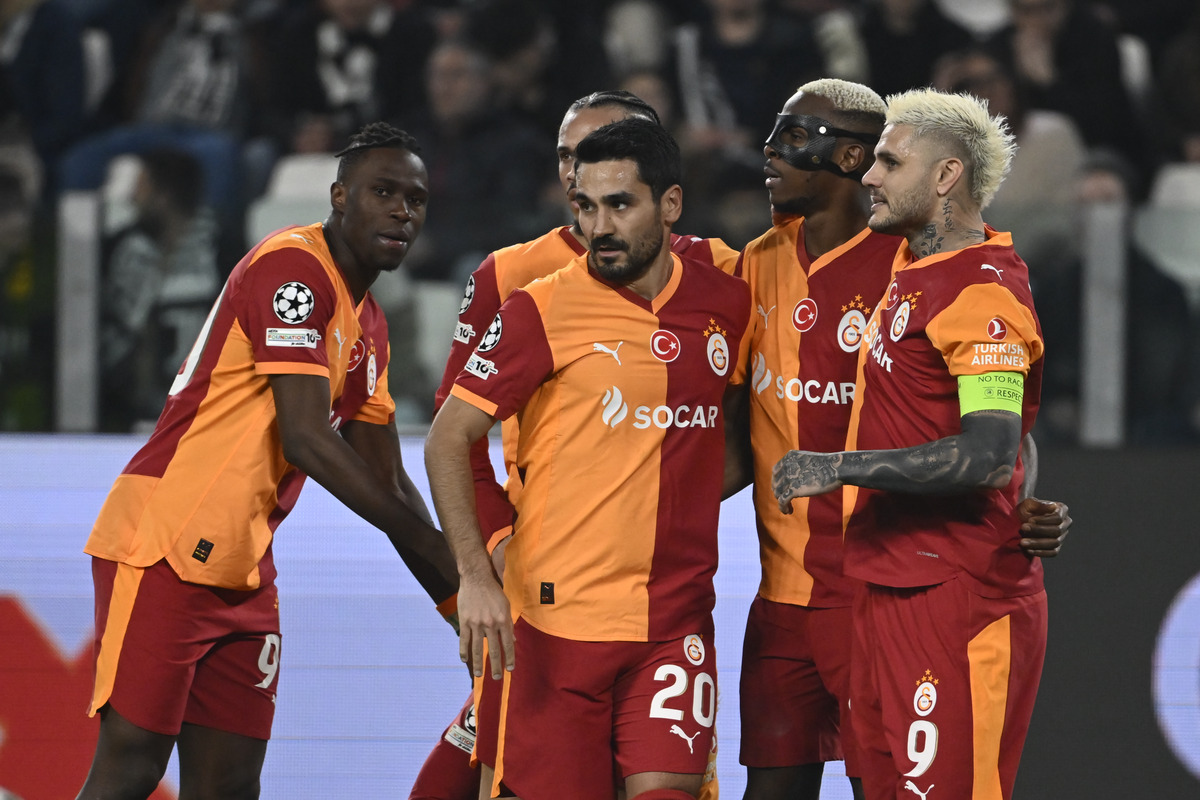 Victor Osimhen with Galatasaray teammates