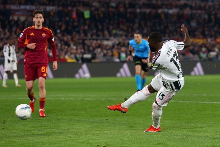 Jeremie Boga scoring against Roma