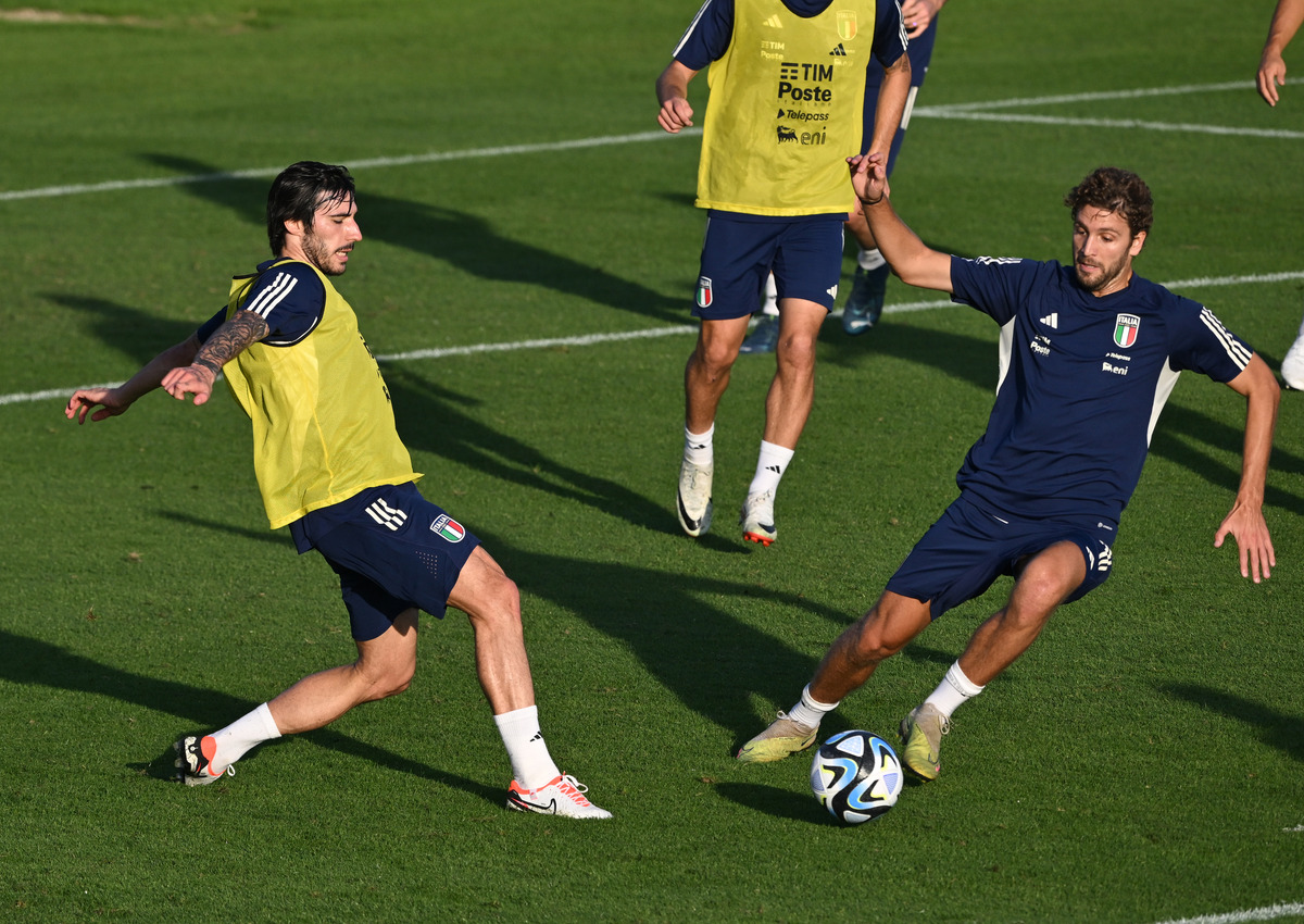 Sandro Tonali and Manuel Locatelli in training