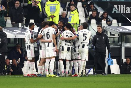 Juventus players celebrating with Spalletti