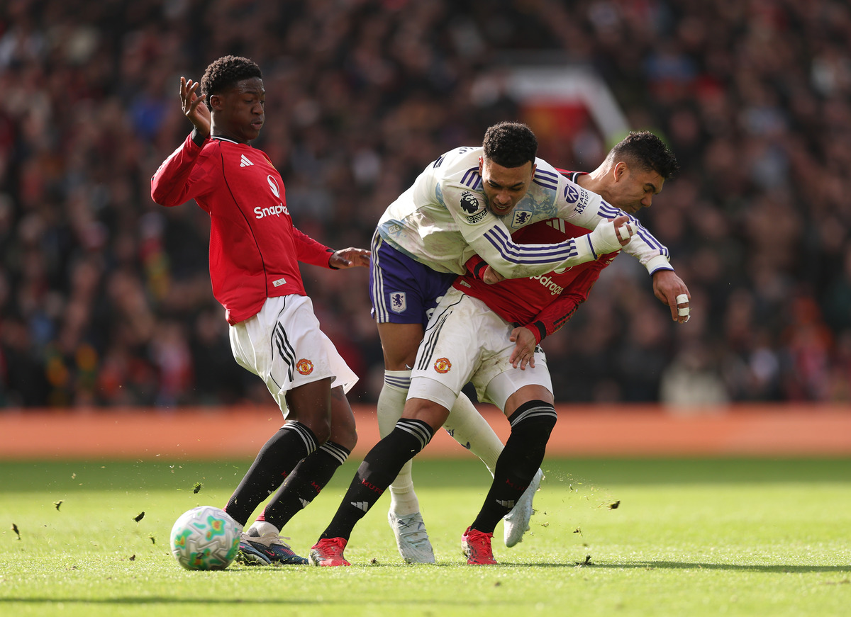 Casemiro and Kobbie Mainoo against Aston Villa
