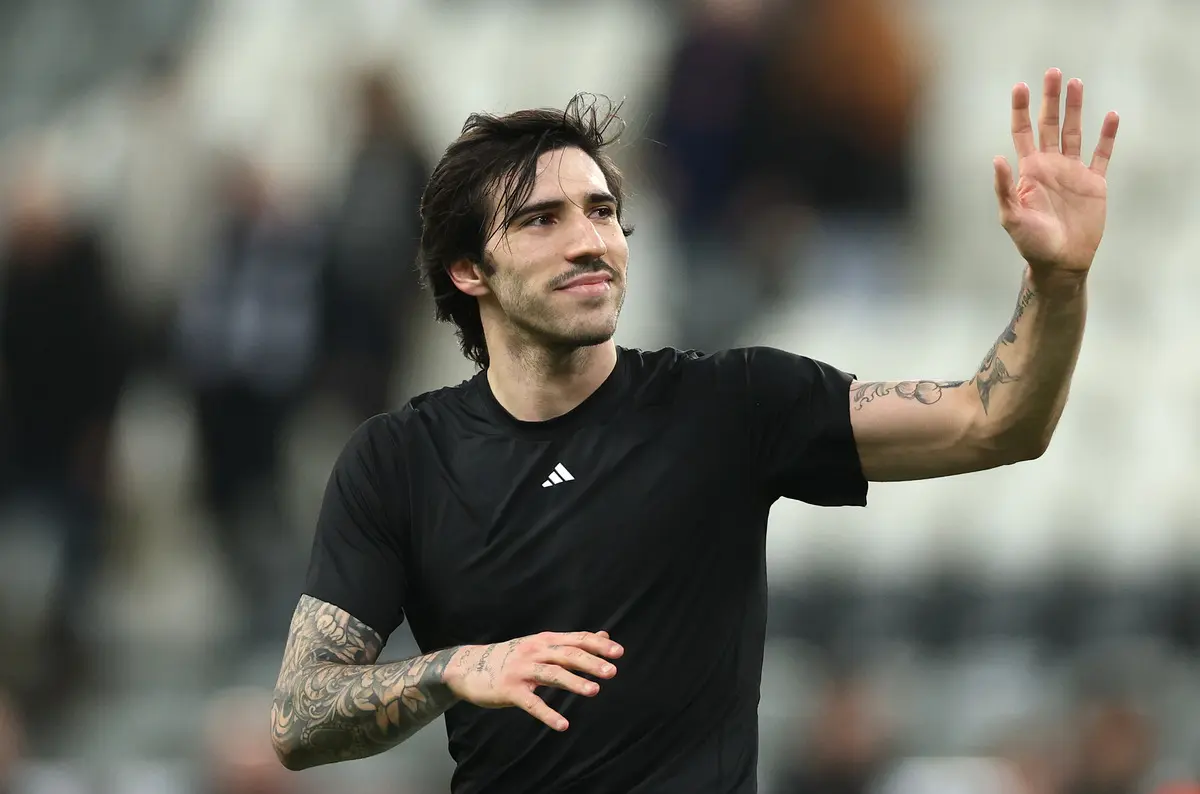 ساندرو تونالی در حال بازی برای نیوکاسل