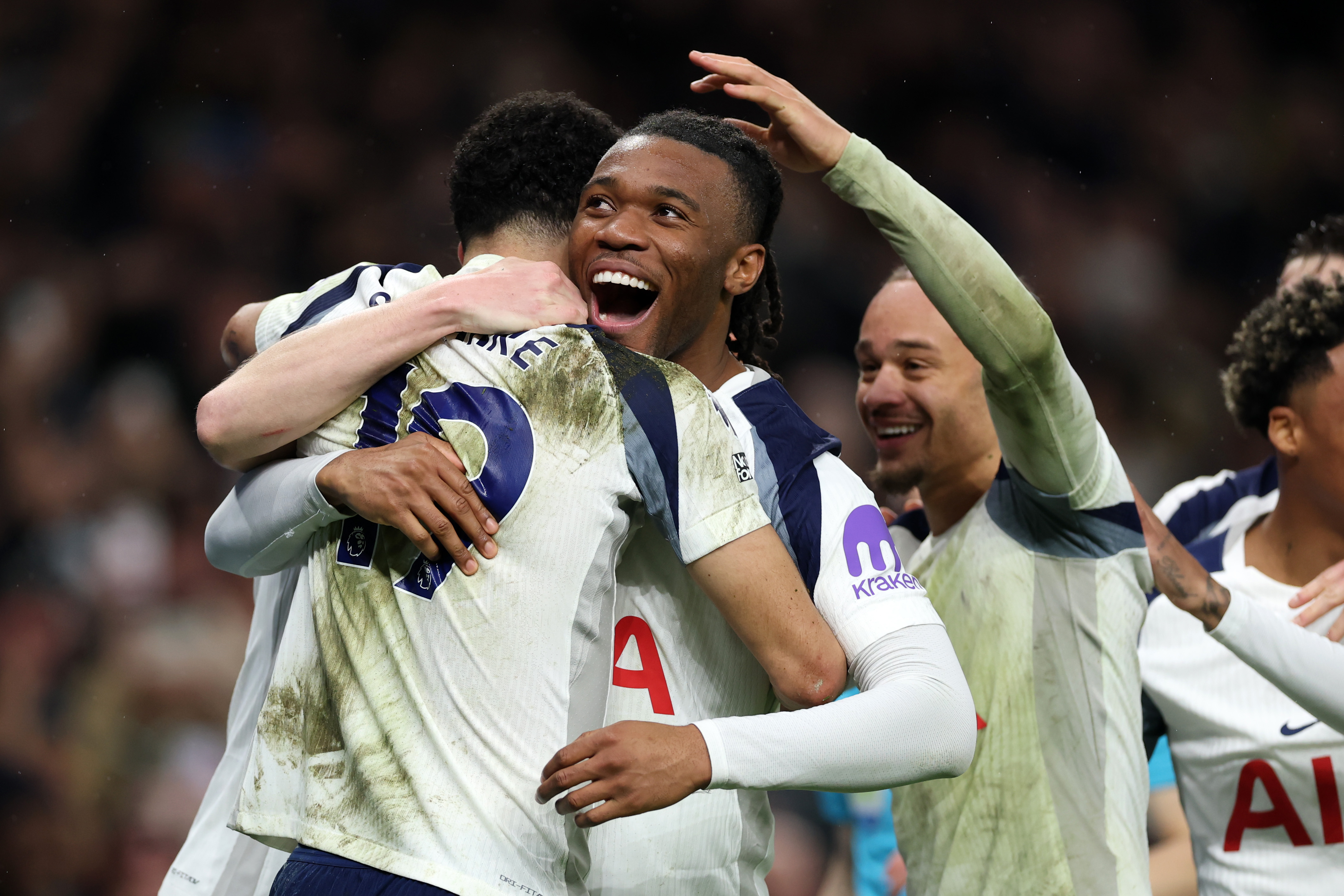 Destiny Udogie celebrates with Spurs teammates