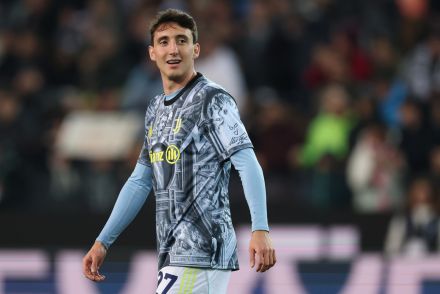 Andrea Cambiaso warming up