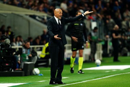 Luciano Spalletti giving instructions